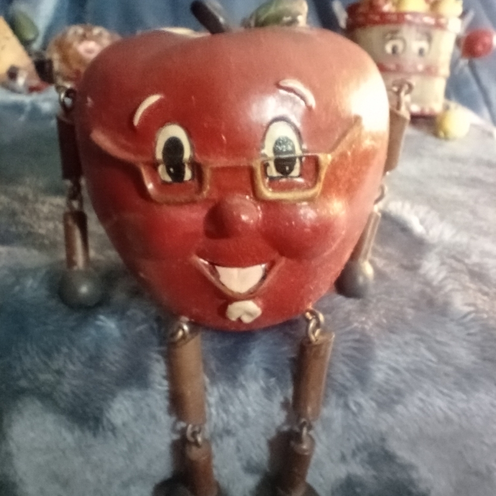 VINTAGE ANTHROPOMORPHIC APPLE SHELF SITTER